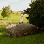 Auch über den großen Schalenstein führt die Grenze mittig