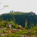 Leider ist der Gipfel des Großen Arber mit Militäranlagen verbaut. Immerhin kann man auf den höchsten Punkt hinaufsteigen, sofern es der Wind zulässt