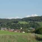 Wutschdorf vor geschichteter Natur