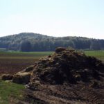 Misthaufen vor dem Poppberg Misthaufen vor dem Poppberg