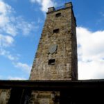 Der Asenturm am Ochsenkopfgipfel. Bei der oberen Inschrift sollte beachtet werden, dass sie von 1923 stammt