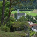 Kirche mit Naturrahmen