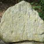 Nein, die Ritzungen sind nicht aus der Steinzeit