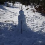 Schneemann mit Wanderstock und Geweih