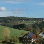 Bierlhof überraschend unter blauem Himmel