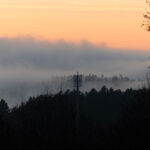 Sendemast vor den Wolken