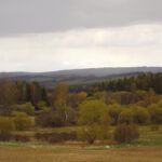 Hinter den Bäumen versteckt sich der Trinkwasserspeicher von Lučina