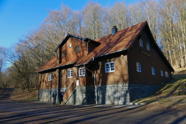 In der Rhönklubhütte Oberbach gibt es am Sonntag Bier und Kuchen