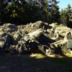 Warum das 12-Tausender-Taferl an diesem Fels hängt, weiß ich auch nicht. Er liegt halt direkt am Weg