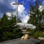 Gina und Tina vor dem letzten Gipfelkreuz des Tages