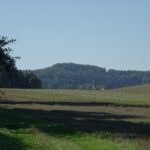 Dietrichstein hinter der Kirchturmspitze von Nattershofen