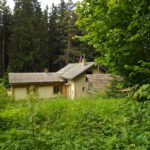 Das dazugehörige Betriebsgebäude verfällt so vor sich hin