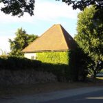 Schön bewachsene Aussegnungshalle