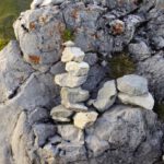 Windgeschützter Steinmann am Gipfel