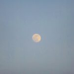 Zur Belohnung grüßt über dem Auto der noch nicht ganz volle Mond