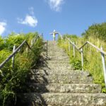 Treppe zum Bergfried mit Gipfelkreuz