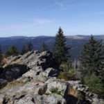 Lackenberg und Poledník hinter dem Gipfelfelsen