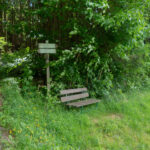 Bankerl mit Wegweiser