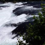 Weiß und blau mit grün