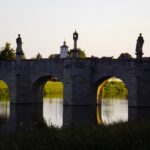 Brückenfiguren kurz vor dem Sonnenuntergang Brückenfiguren kurz vor dem Sonnenuntergang