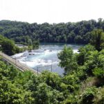 Um diese Biegung kommt es herum