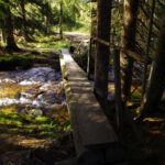 Fussgänger müssen dieses wenig vertrauenserweckende Brückerl nehmen