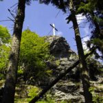Raufblick zum Kreuz