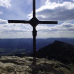 Gipfelkreuz im exakten Gegenlicht